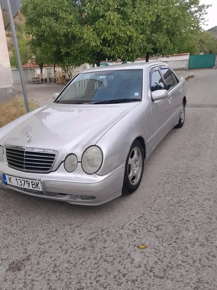 Mercedes-Benz E 220, снимка 1 - Автомобили и джипове - 47454325