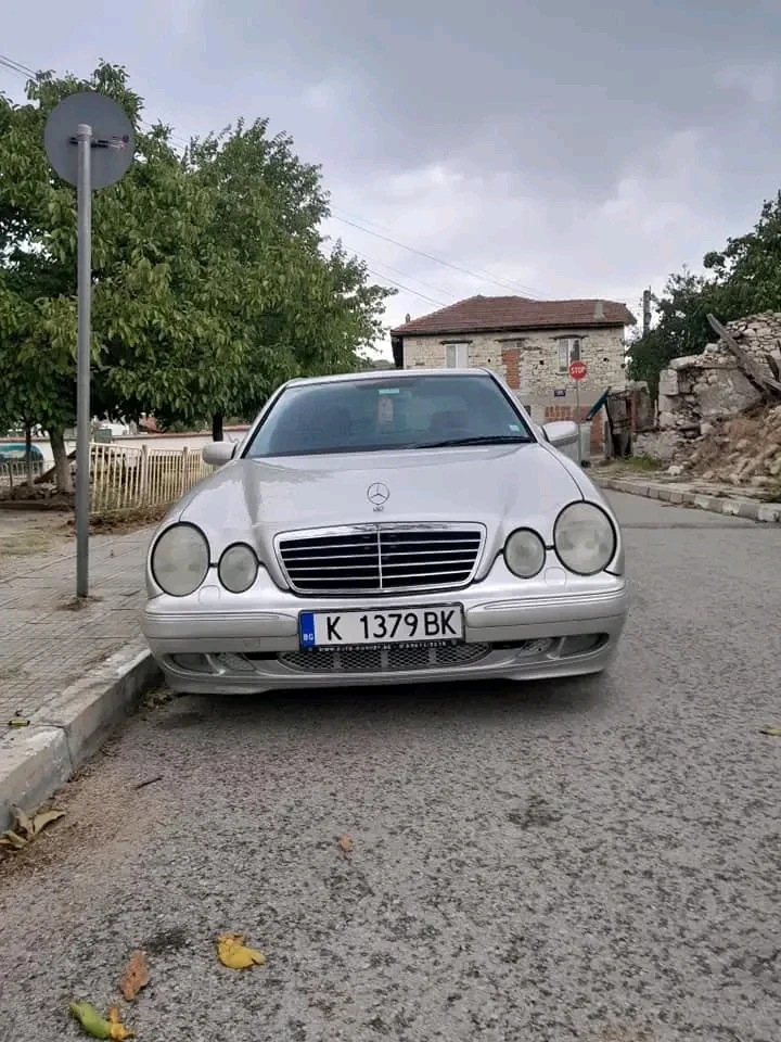 Mercedes-Benz E 220, снимка 2 - Автомобили и джипове - 47454325