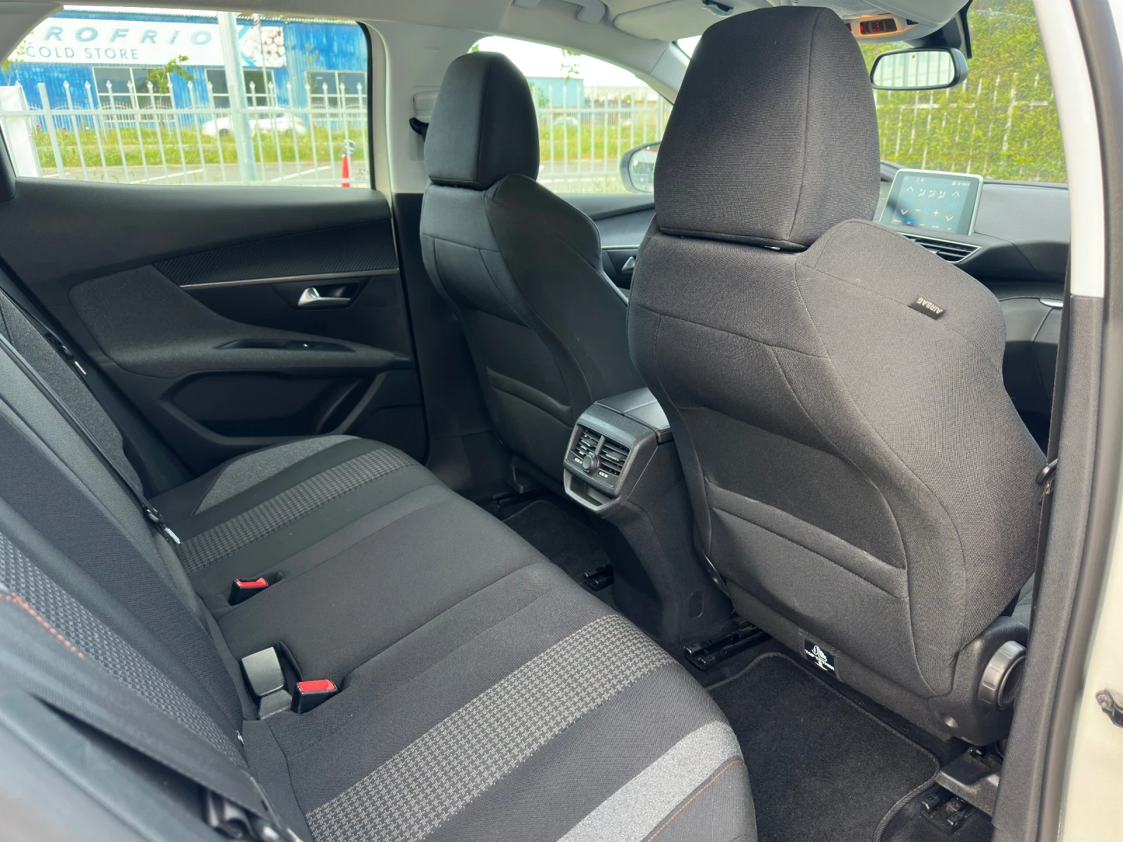 Peugeot 3008 1.2 Бензин * Серв.история* Регистриран* CarPlay, снимка 9 - Автомобили и джипове - 54598215