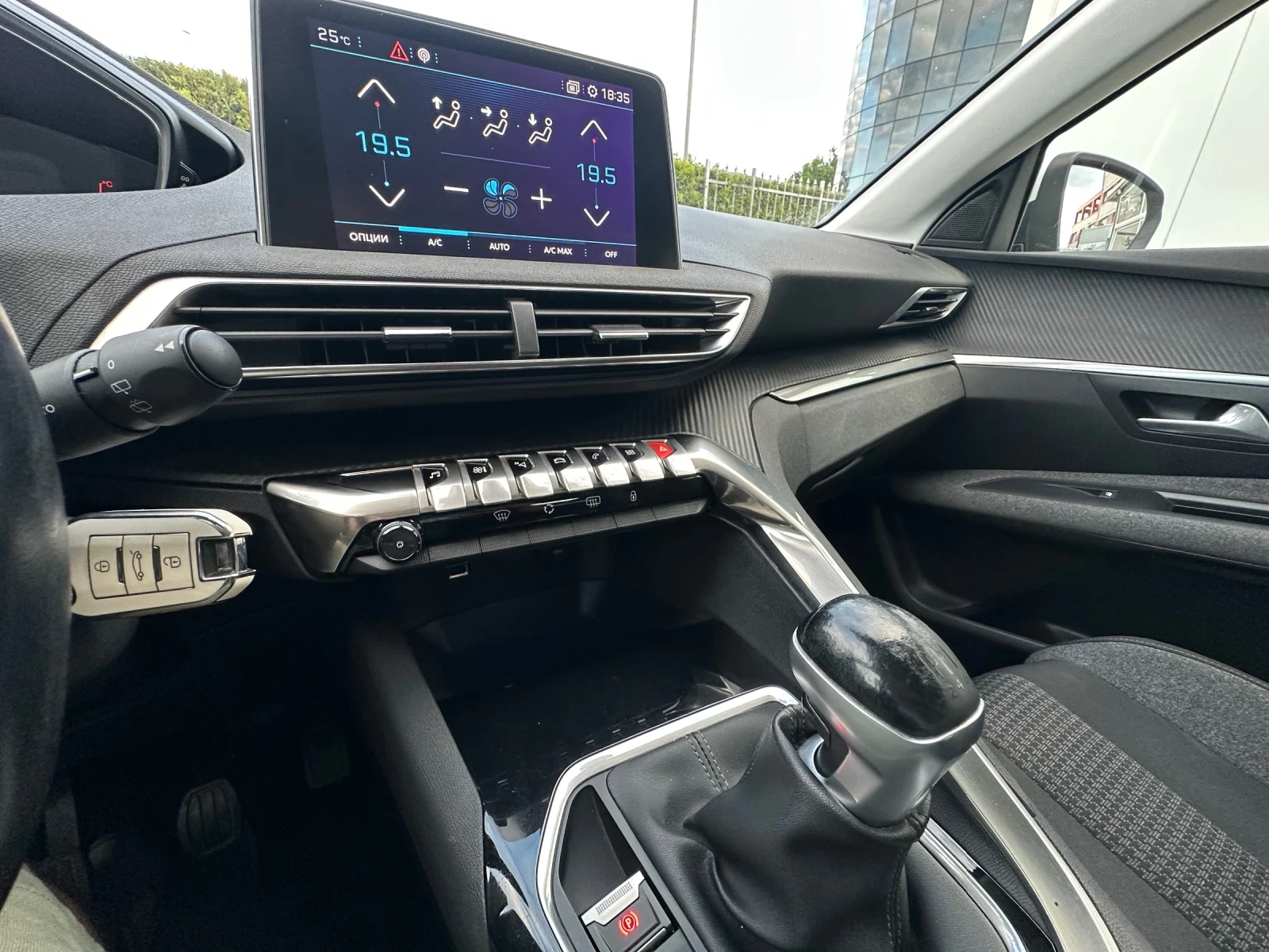 Peugeot 3008 1.2 Бензин * Серв.история* Регистриран* CarPlay, снимка 10 - Автомобили и джипове - 54598215