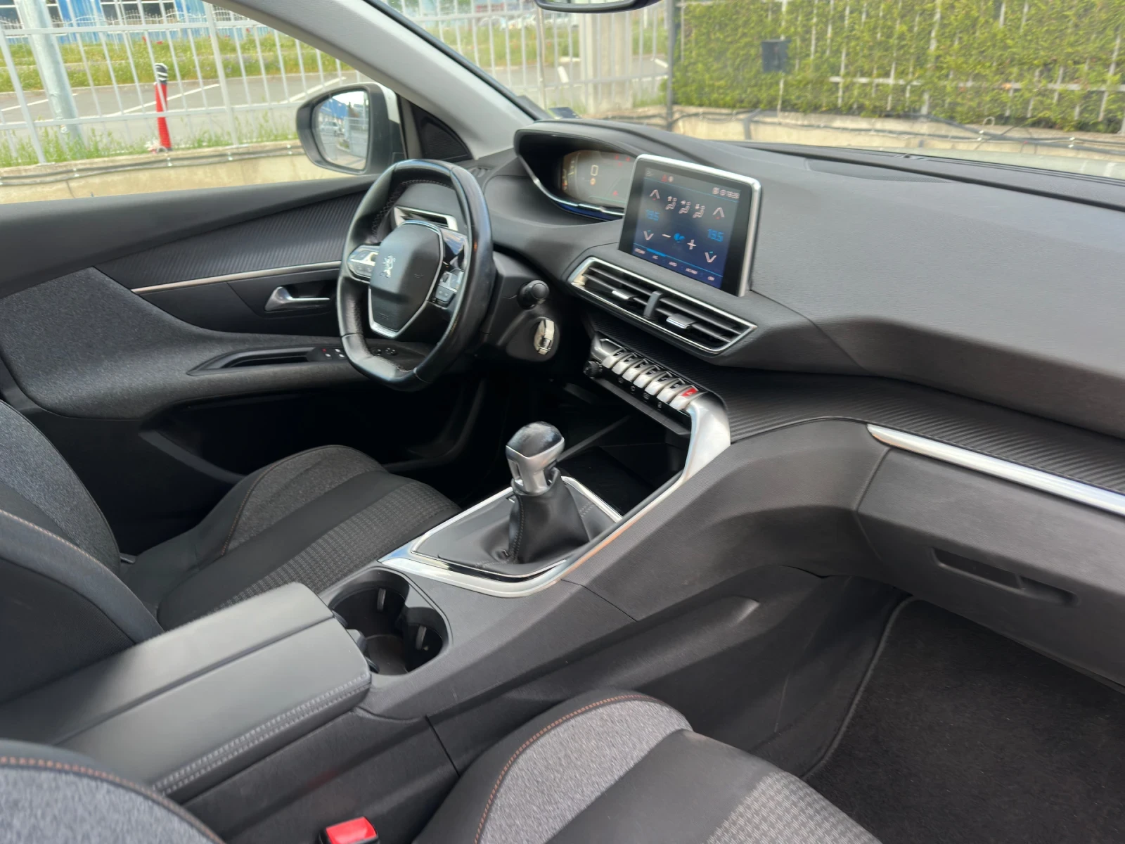 Peugeot 3008 1.2 Бензин * Серв.история* Регистриран* CarPlay, снимка 8 - Автомобили и джипове - 54598215