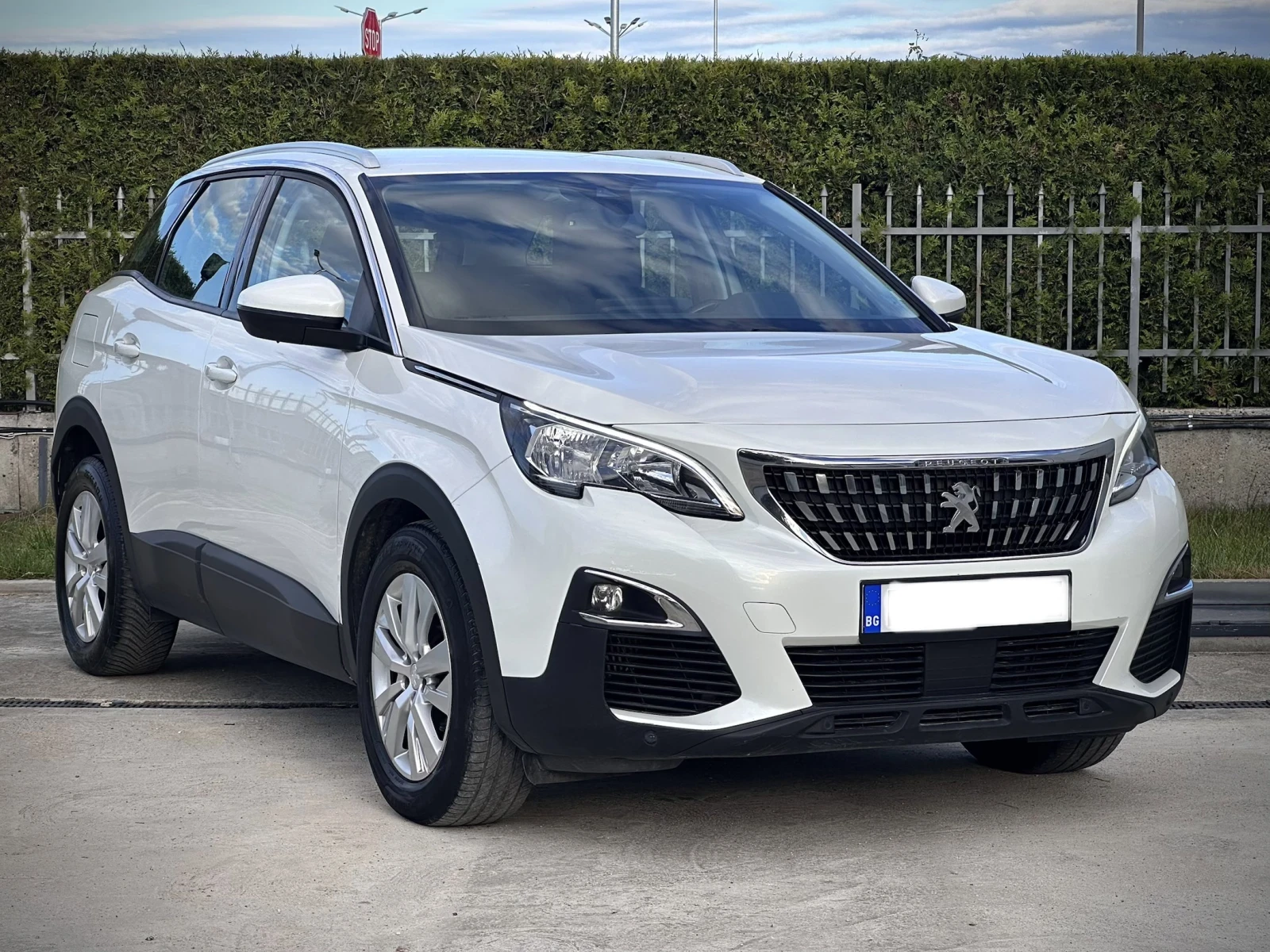 Peugeot 3008 1.2 Бензин * Серв.история* Регистриран* CarPlay, снимка 2 - Автомобили и джипове - 54598215