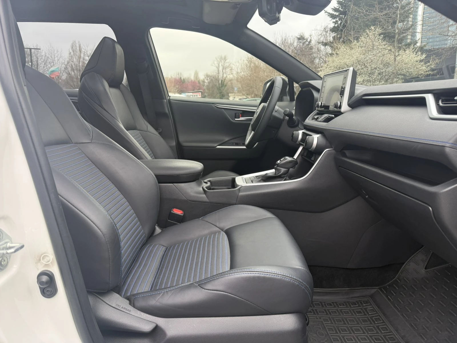 Toyota Rav4 Hybrid  Luxury , снимка 15 - Автомобили и джипове - 54081843