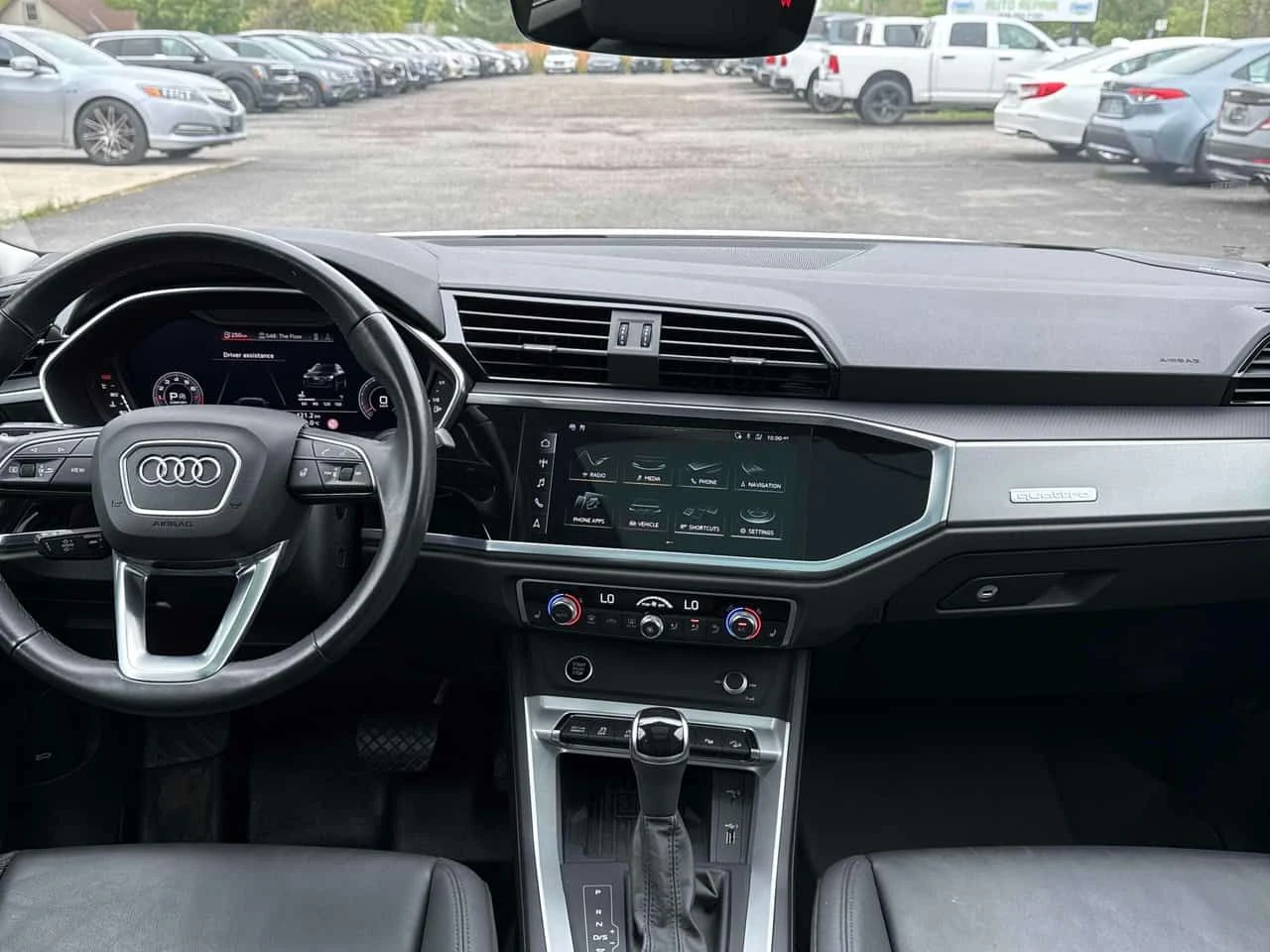 Audi Q3 Technik  CARFAX, снимка 9 - Автомобили и джипове - 54680871