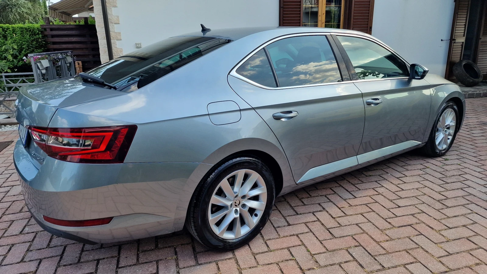 Skoda Superb 2.0TDI DSG - изображение 4