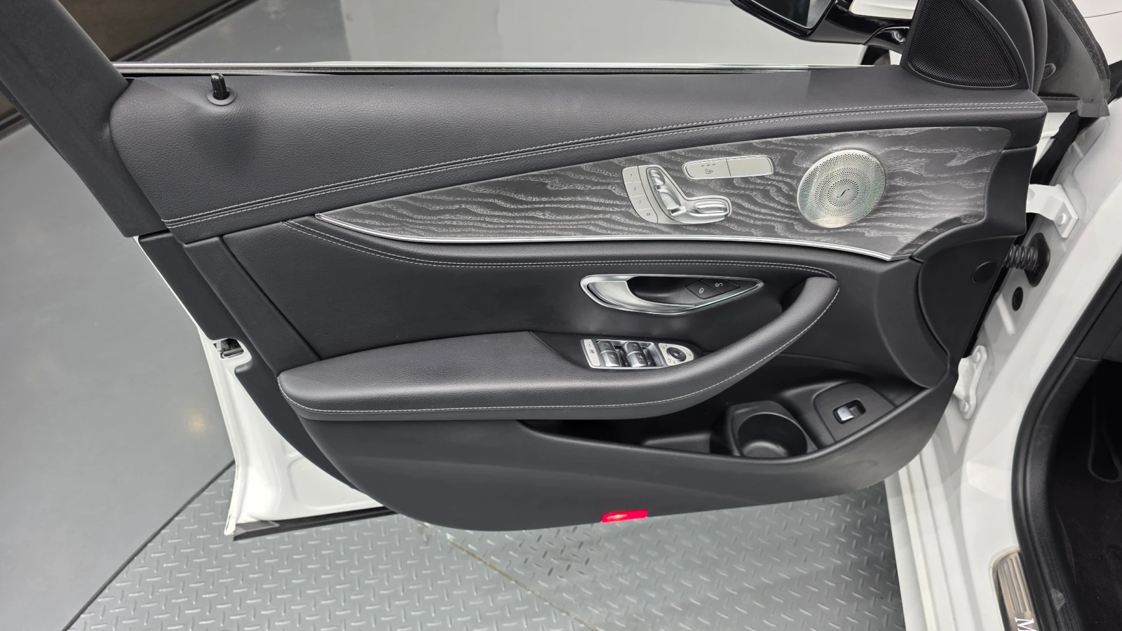 Mercedes-Benz E 350 E350 4MATIC AMG Line, снимка 8 - Автомобили и джипове - 55739613