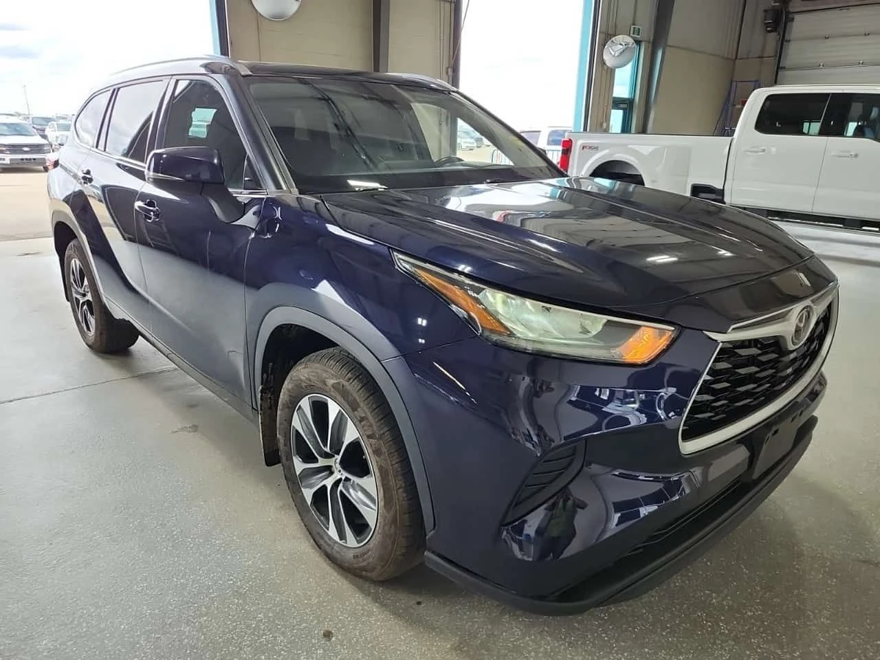 Toyota Highlander XLЕ| PANO| ПОДГРЕВИ| LANE ASSIST| 7 MEСТЕН, снимка 2 - Автомобили и джипове - 55233892