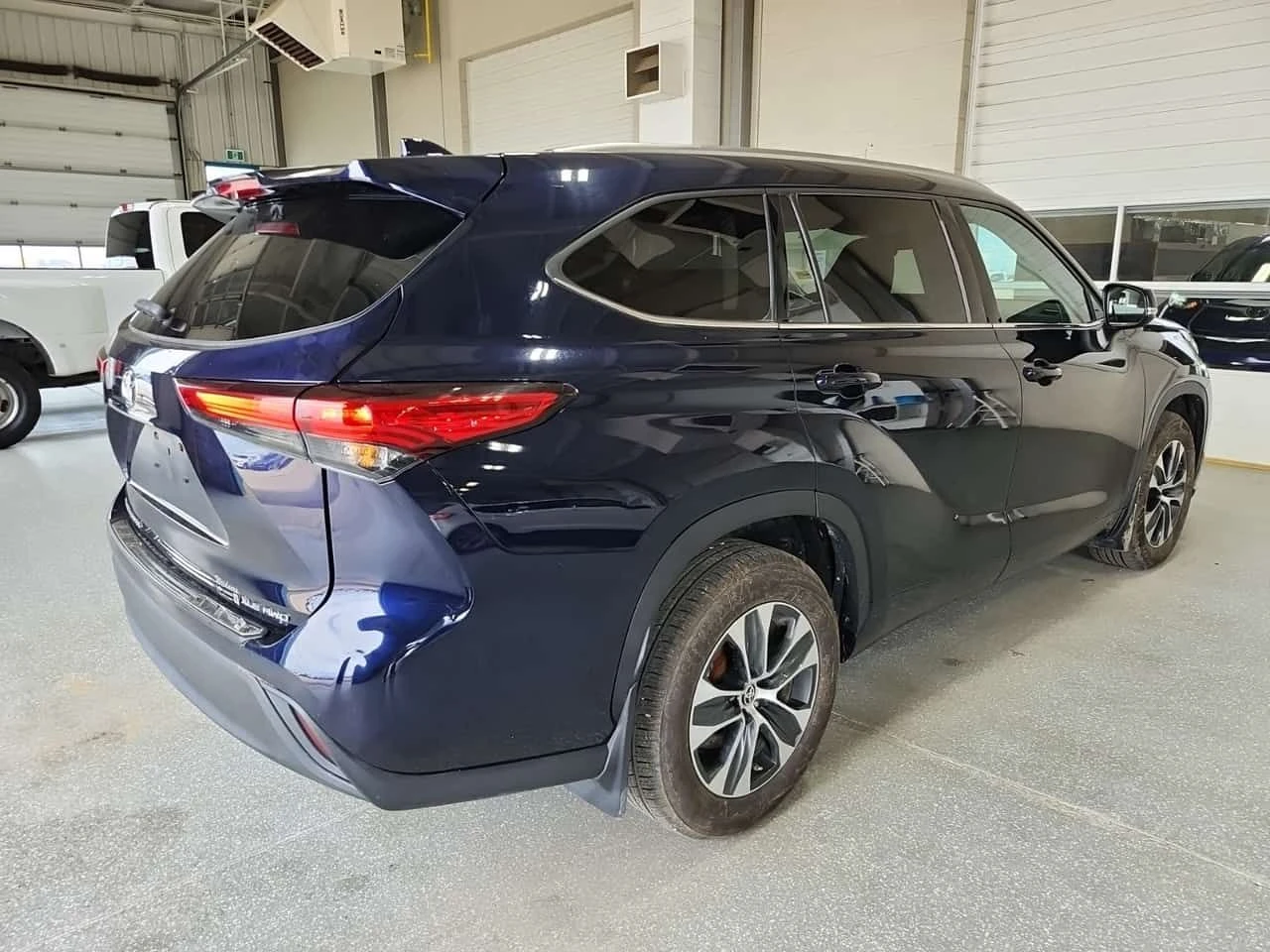 Toyota Highlander XLЕ| PANO| ПОДГРЕВИ| LANE ASSIST| 7 MEСТЕН, снимка 3 - Автомобили и джипове - 55233892