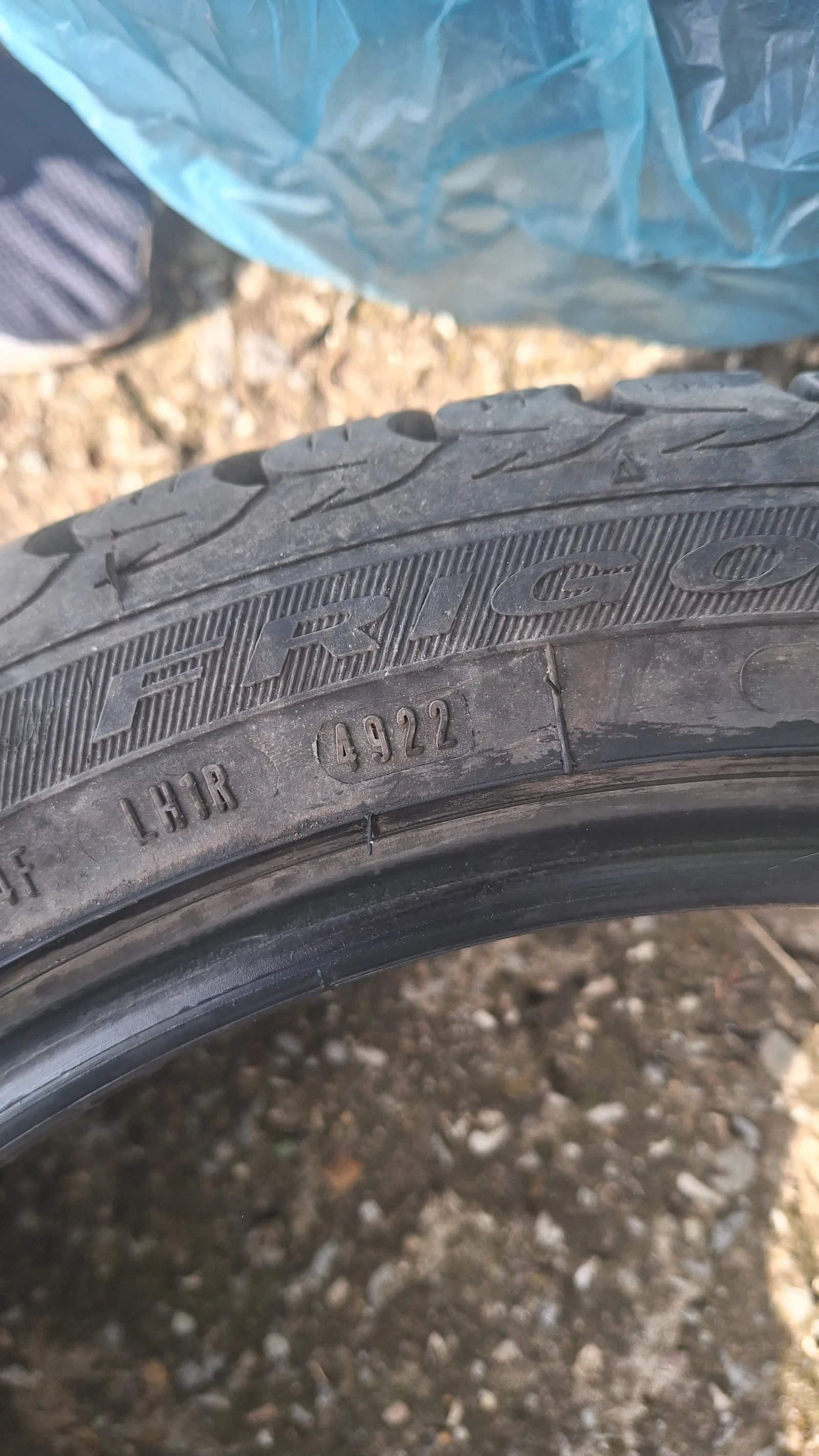 Гуми Зимни 225/45R18, снимка 5 - Гуми и джанти - 56243492