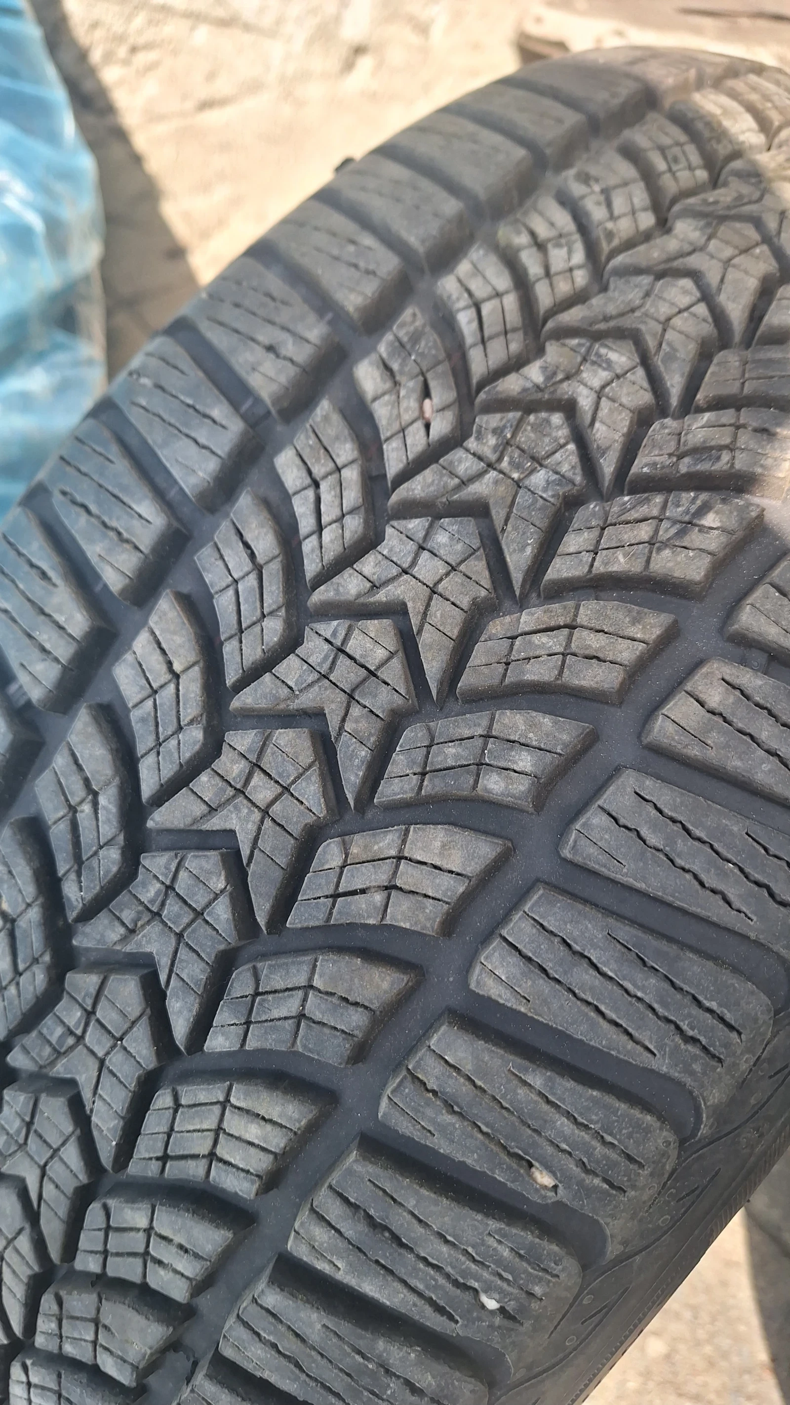 Гуми Зимни 225/45R18, снимка 6 - Гуми и джанти - 56243492
