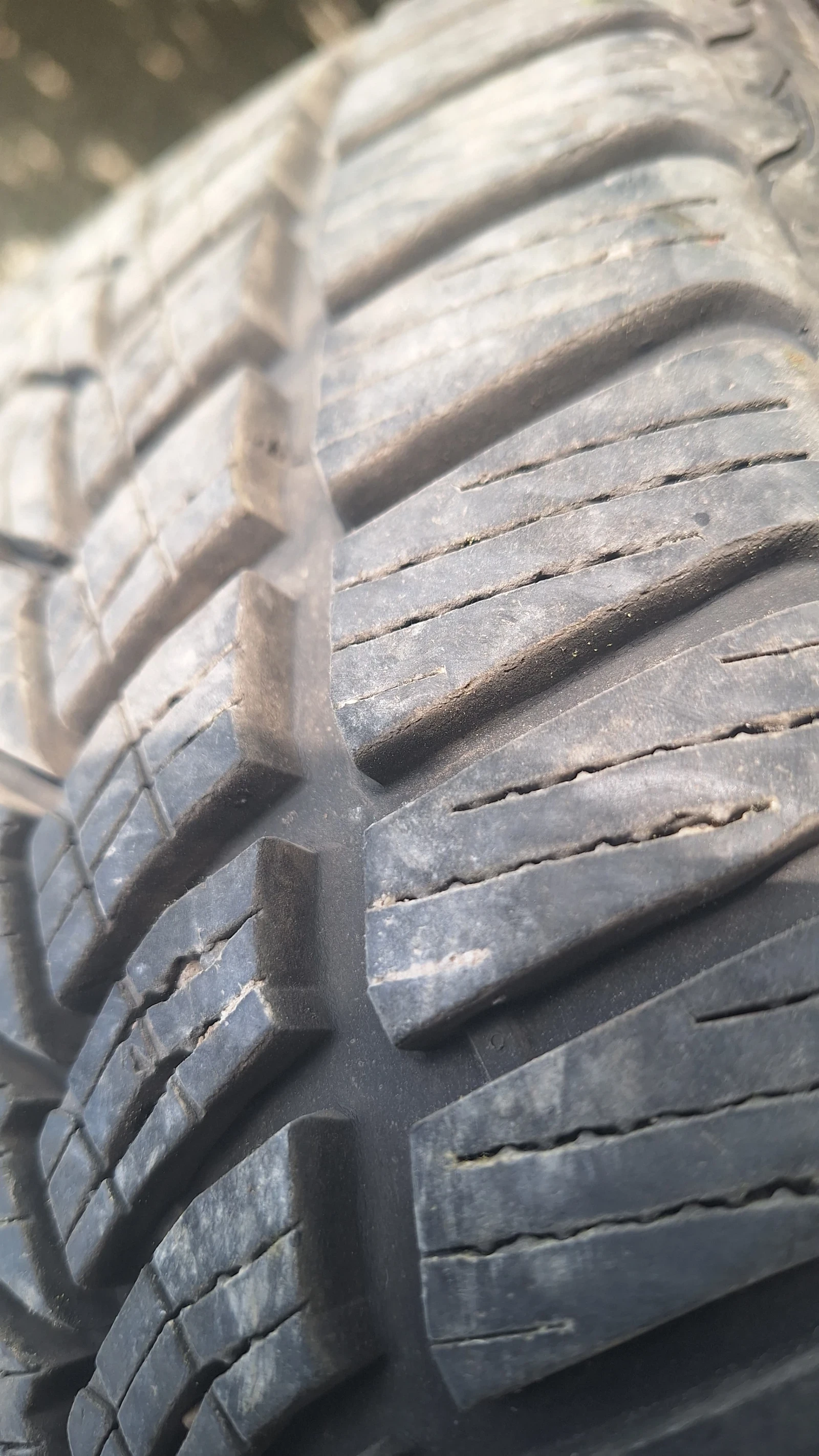Гуми Зимни 225/45R18, снимка 2 - Гуми и джанти - 56243492