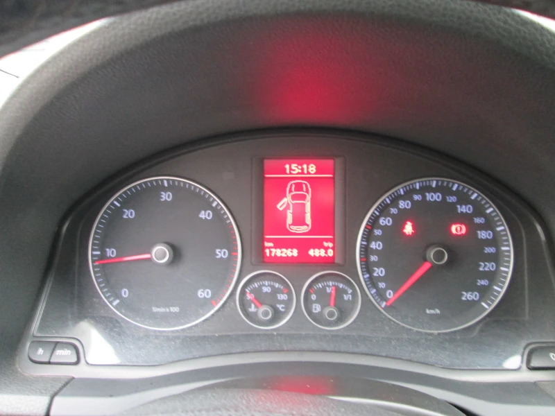 VW Golf 2.0TDI-GT Обслужена, снимка 11 - Автомобили и джипове - 52727140