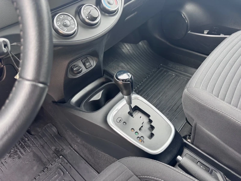 Toyota Yaris 1.5i Автоматик, снимка 15 - Автомобили и джипове - 53445368