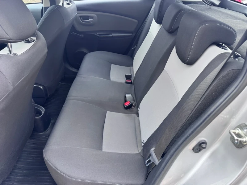 Toyota Yaris 1.5i Автоматик, снимка 10 - Автомобили и джипове - 53445368