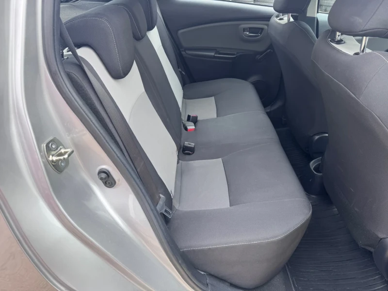 Toyota Yaris 1.5i Автоматик, снимка 13 - Автомобили и джипове - 53445368