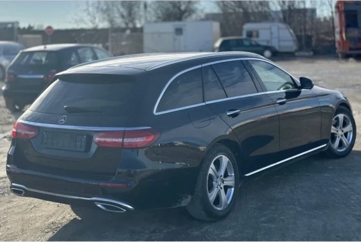 Mercedes-Benz E 220 * * ВСИЧКИ ЕКСТРИ* * HEAD-UP/BURMESTER/AIRMATIC/ПЕ, снимка 4 - Автомобили и джипове - 52528802