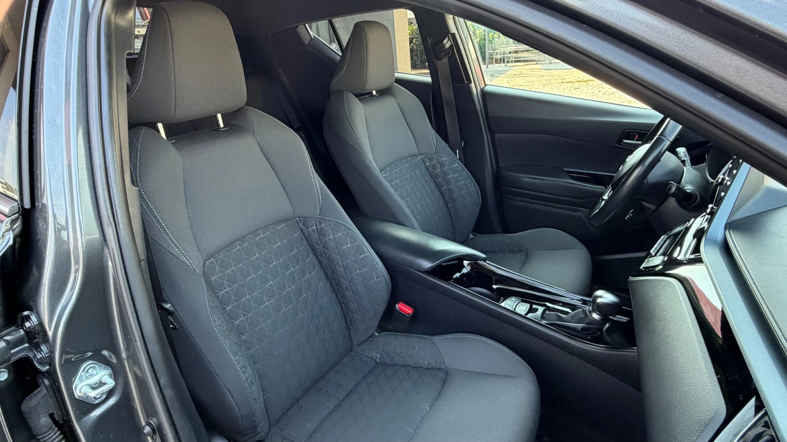 Toyota C-HR 1.8 Hybrid , снимка 13 - Автомобили и джипове - 55346626
