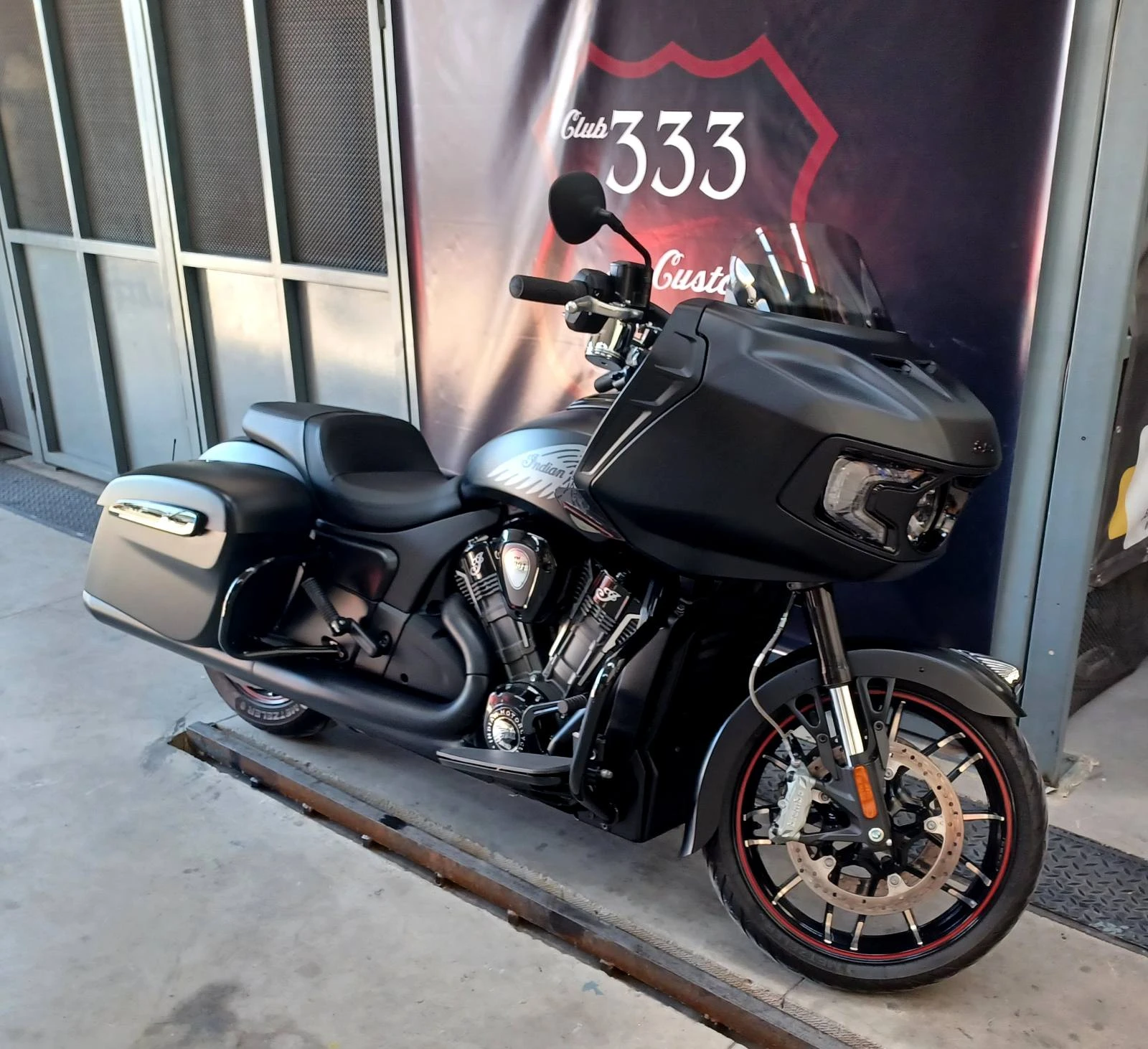 Indian Challenger Dark Horse Black Smoke - изображение 2
