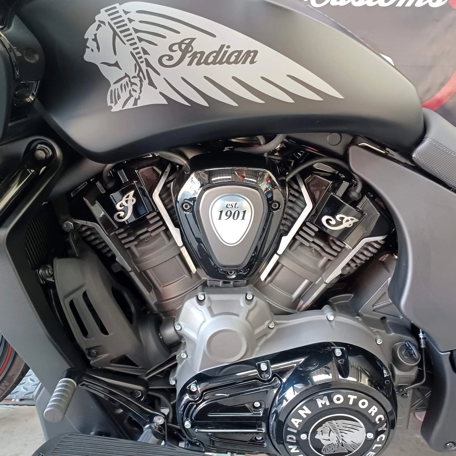 Indian Challenger Dark Horse Black Smoke | Mobile.bg   11