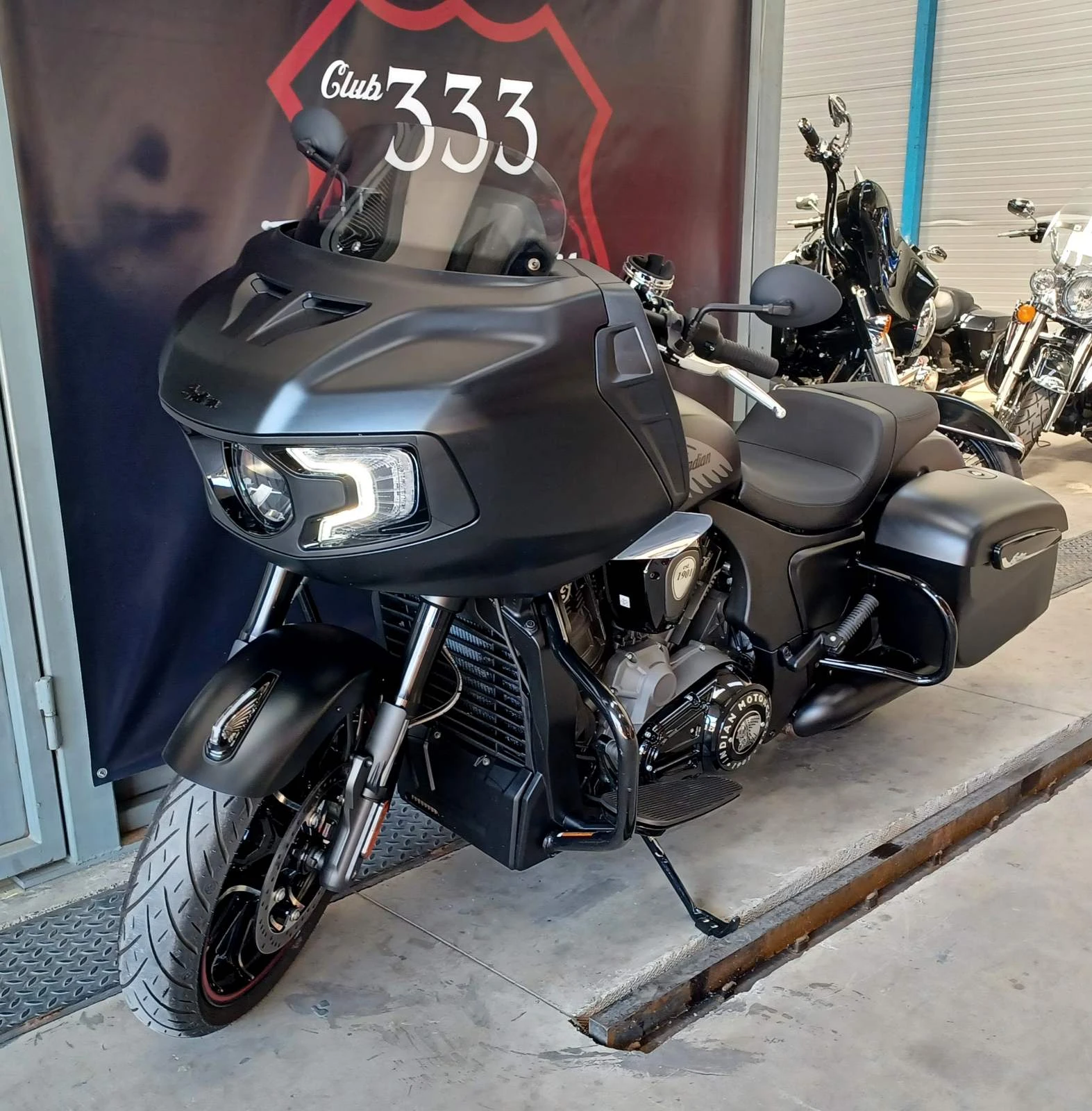 Indian Challenger Dark Horse Black Smoke - изображение 5