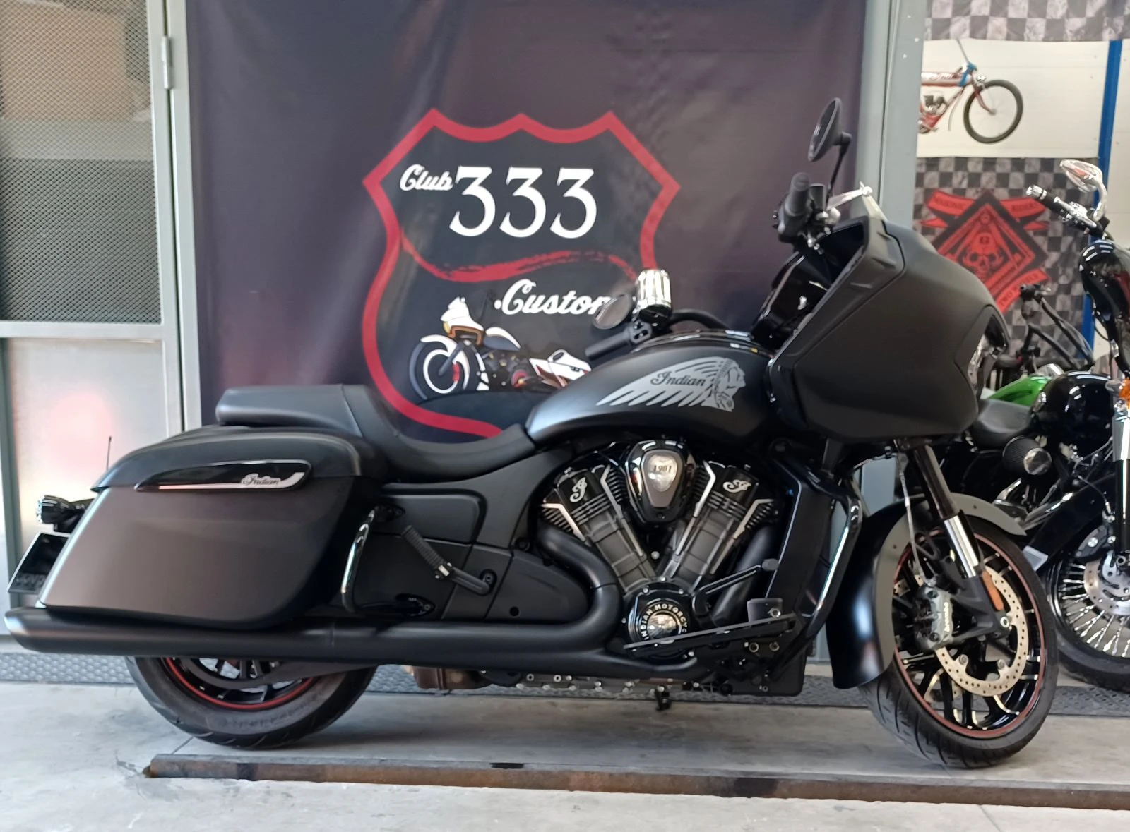 Indian Challenger Dark Horse Black Smoke | Mobile.bg   1