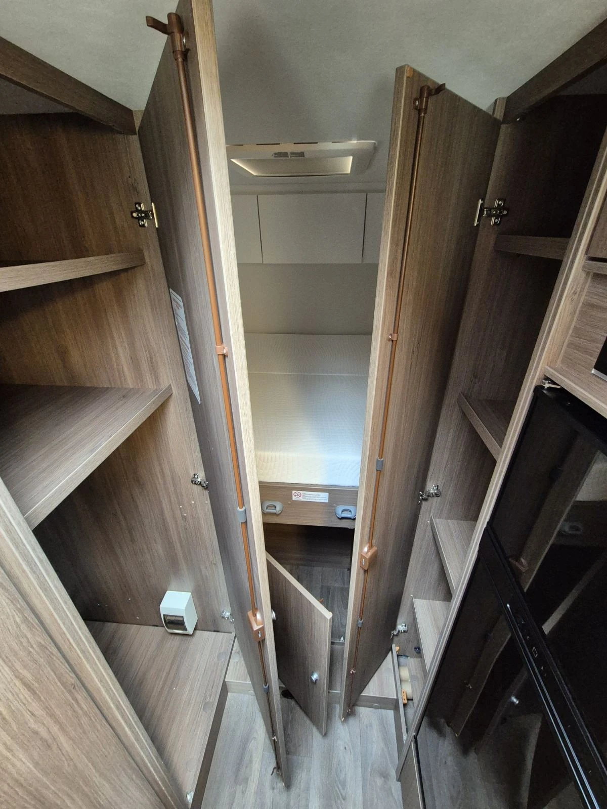 ������ Carado T334S Edition Lithium, Solar, Booster... | Mobile.bg � ����������� 10