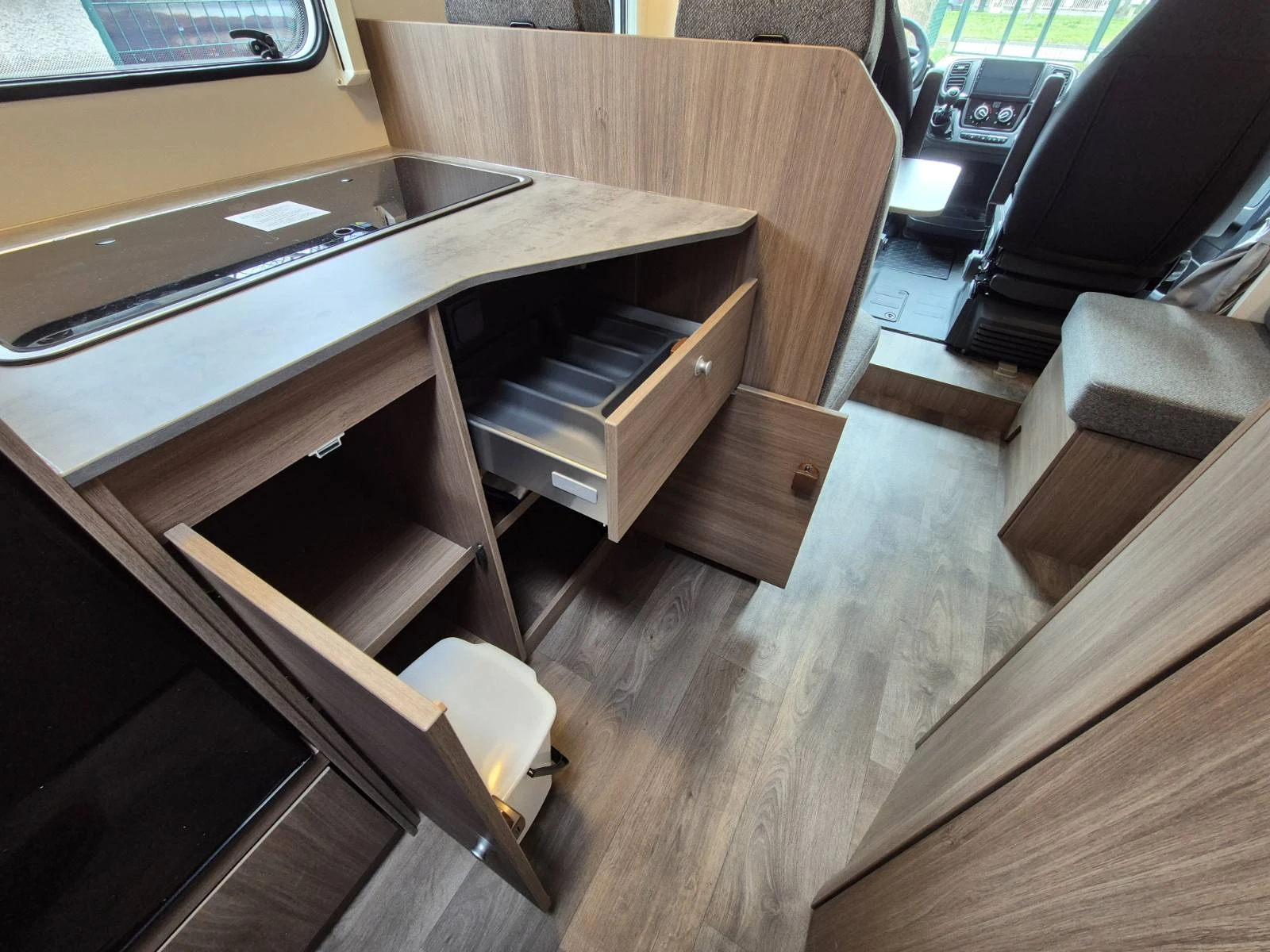 ������ Carado T334S Edition Lithium, Solar, Booster... | Mobile.bg � ����������� 13