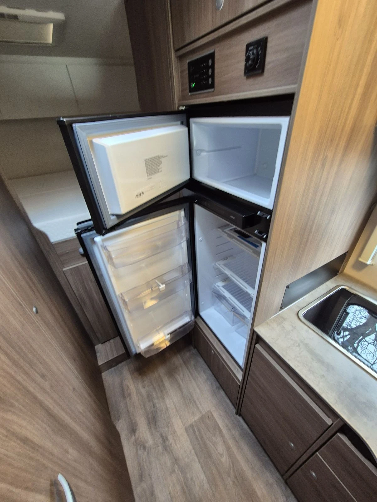 ������ Carado T334S Edition Lithium, Solar, Booster... | Mobile.bg � ����������� 9