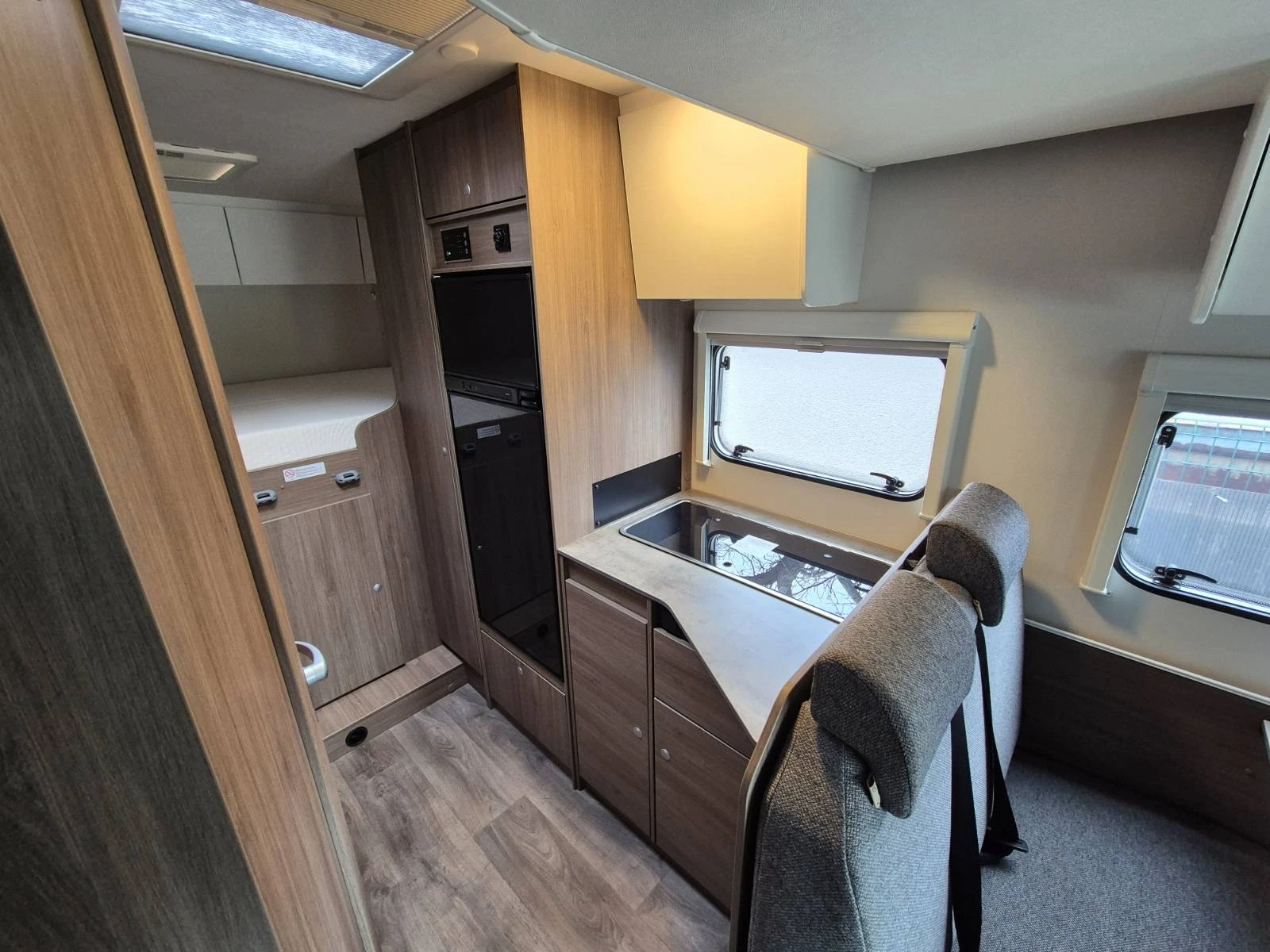 ������ Carado T334S Edition Lithium, Solar, Booster... | Mobile.bg � ����������� 8