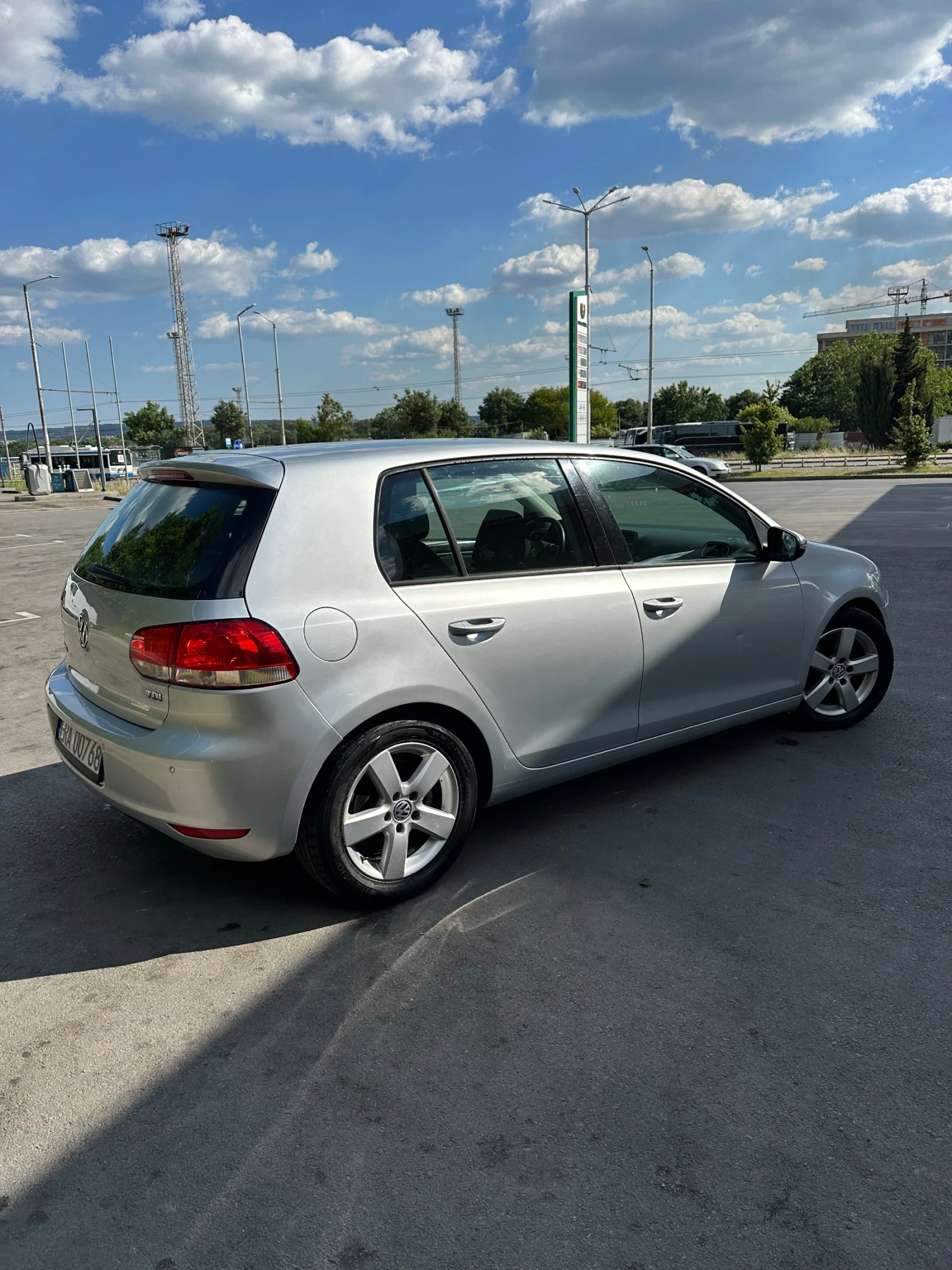 VW Golf 2.0 TDI  КАТО НОВА! - изображение 2