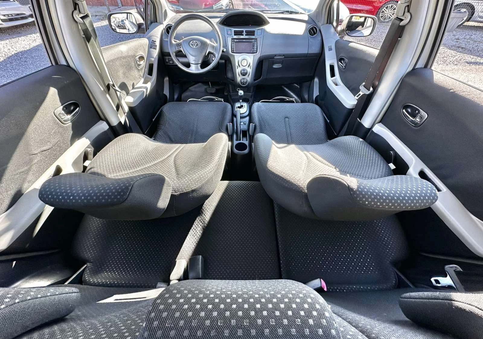 Toyota Yaris 1.3i 99HP 140 000KM AUTOMAT CAMERA EURO5B - изображение 9