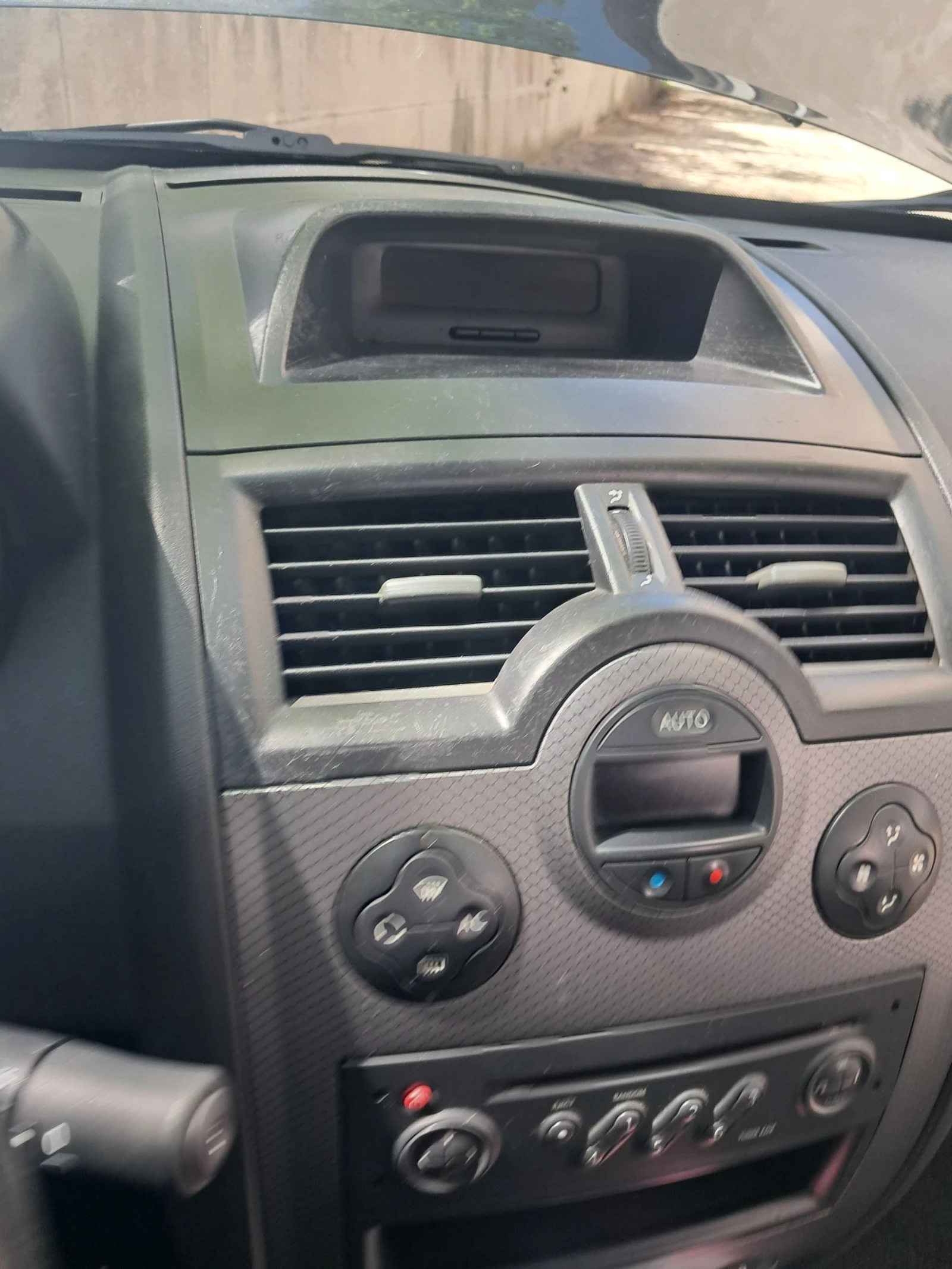 Renault Megane 1.5 DCI, снимка 9 - Автомобили и джипове - 54395018