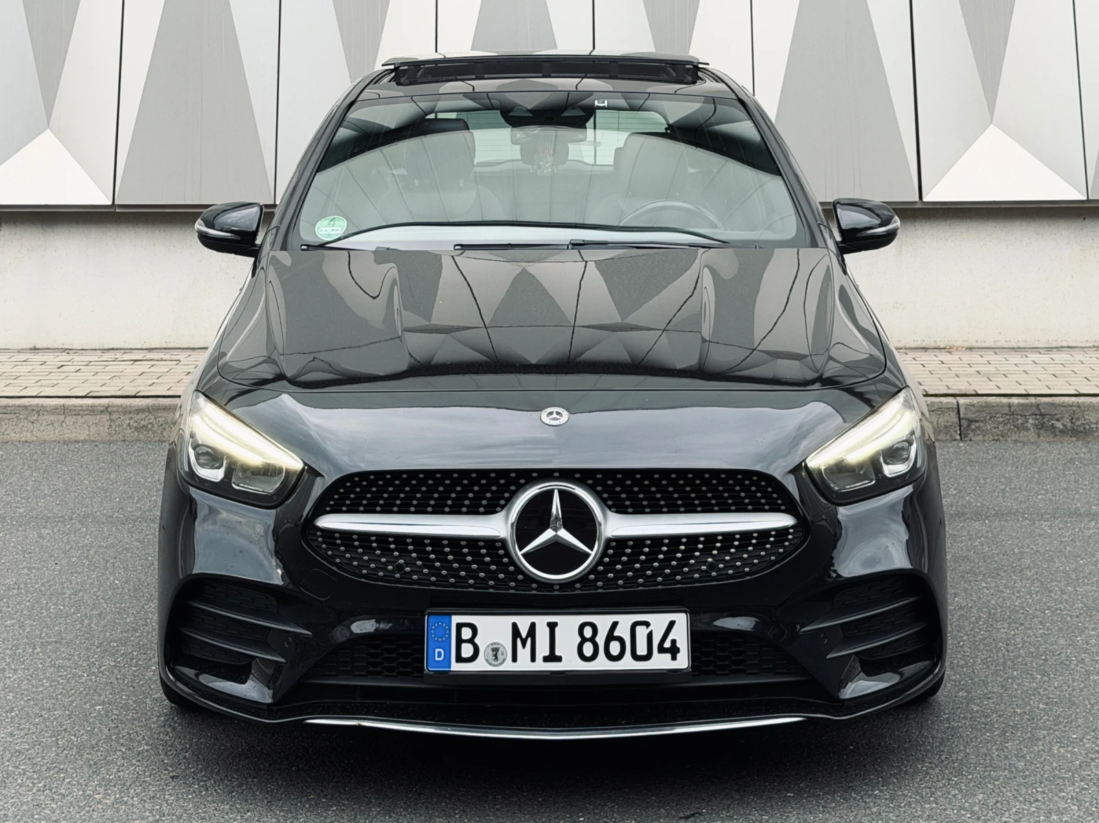 Mercedes-Benz B 200 FULL AMG Panorama Carbon LED ЛИЗИНГ , снимка 2 - Автомобили и джипове - 55180790