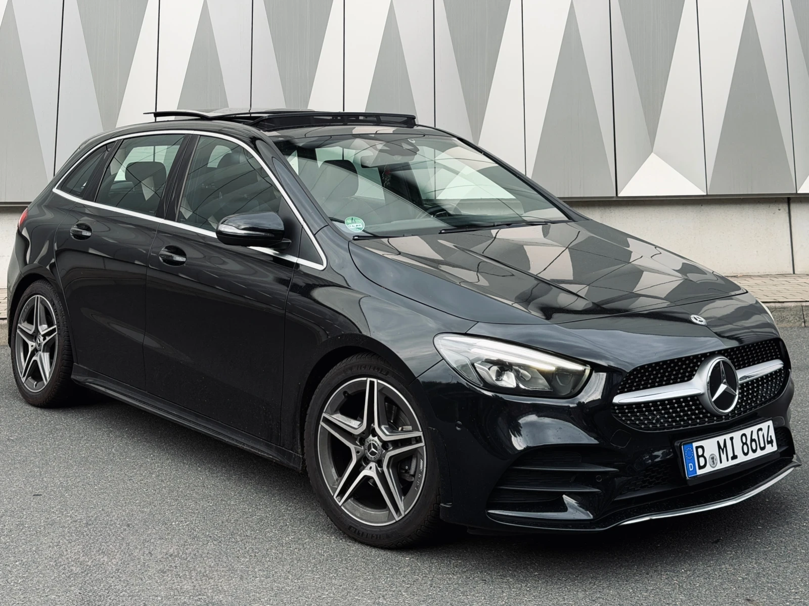 Mercedes-Benz B 200 FULL AMG Panorama Carbon LED ЛИЗИНГ , снимка 3 - Автомобили и джипове - 55180790