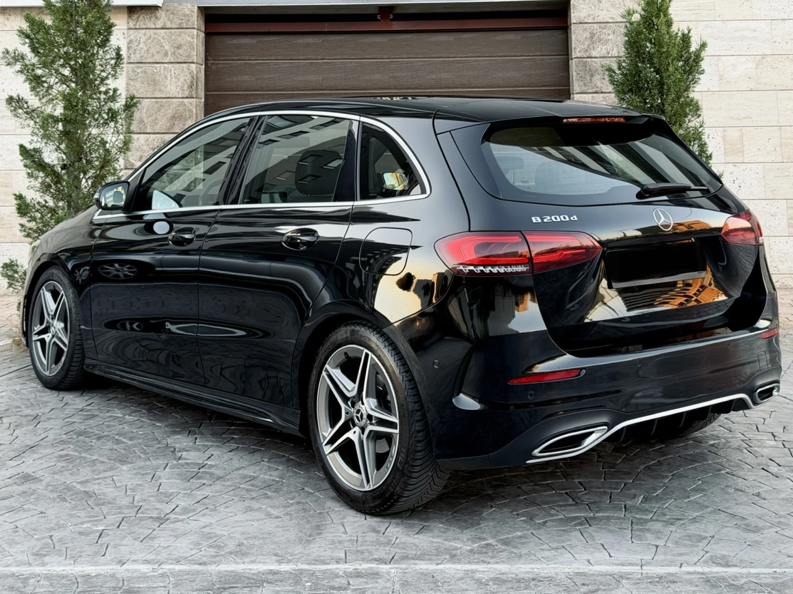 Mercedes-Benz B 200 FULL AMG Panorama Carbon LED ЛИЗИНГ , снимка 4 - Автомобили и джипове - 55180790