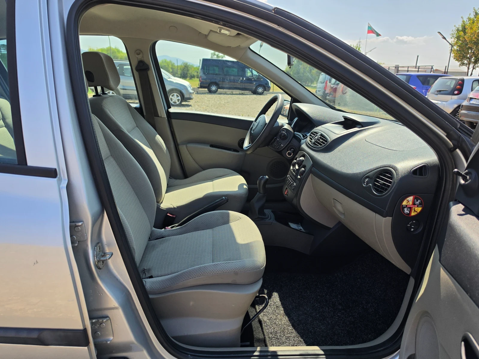 Renault Clio 1.2i, снимка 12 - Автомобили и джипове - 55557229