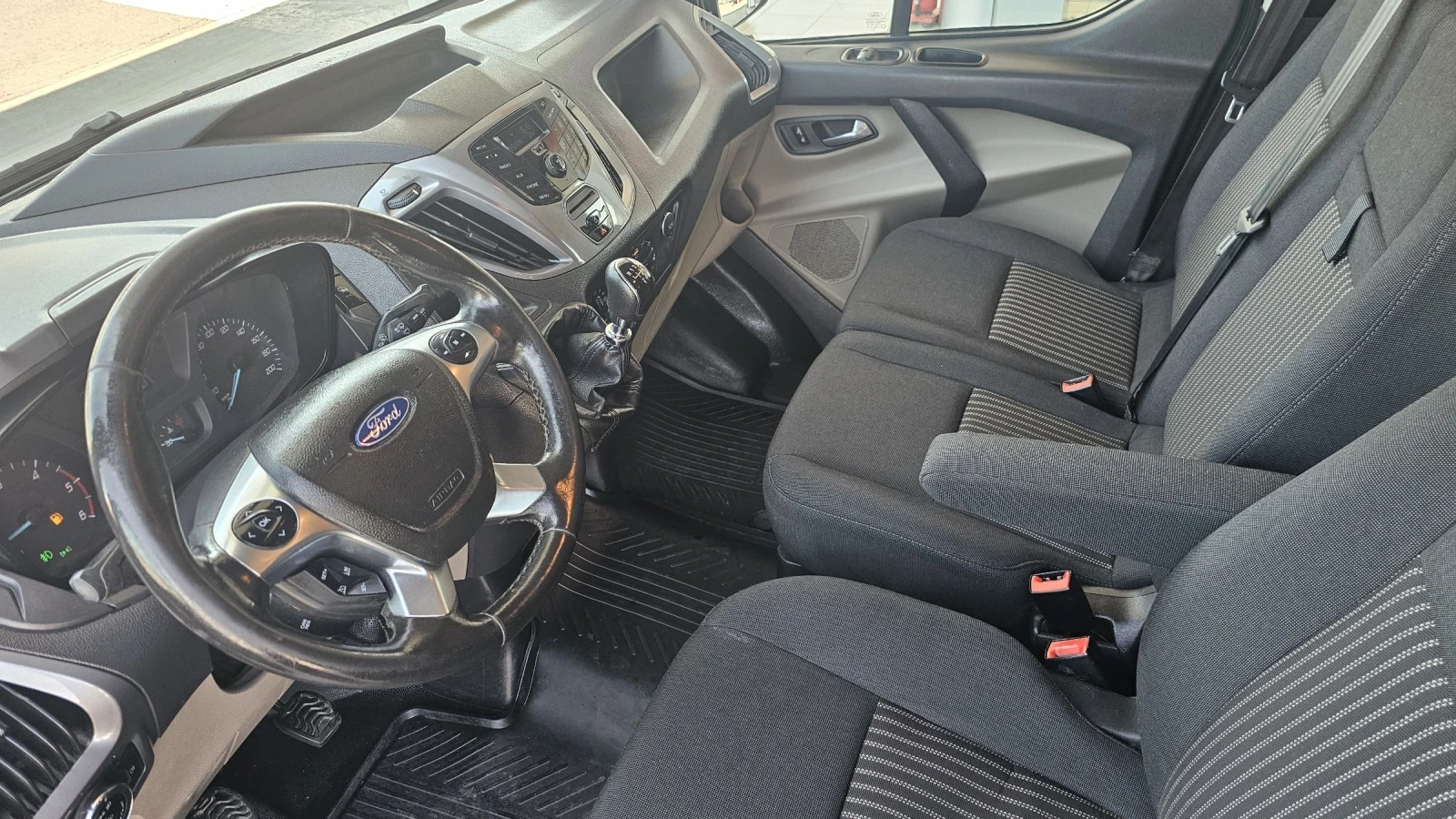 Ford Transit Custom 2.0 TDI ТОВАРОПЪТНИЧЕСКИ 6 МЕСТА-КЛИМА , снимка 9 - Бусове и автобуси - 54805711