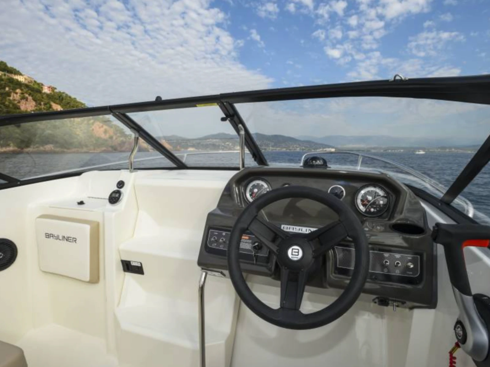 Моторна яхта Bayliner  Vr5 - изображение 8