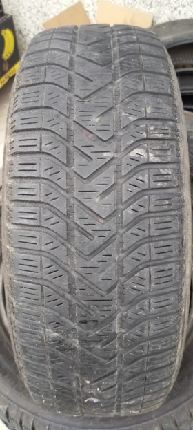 Гуми Зимни 185/60R15, снимка 1 - Гуми и джанти - 47285665