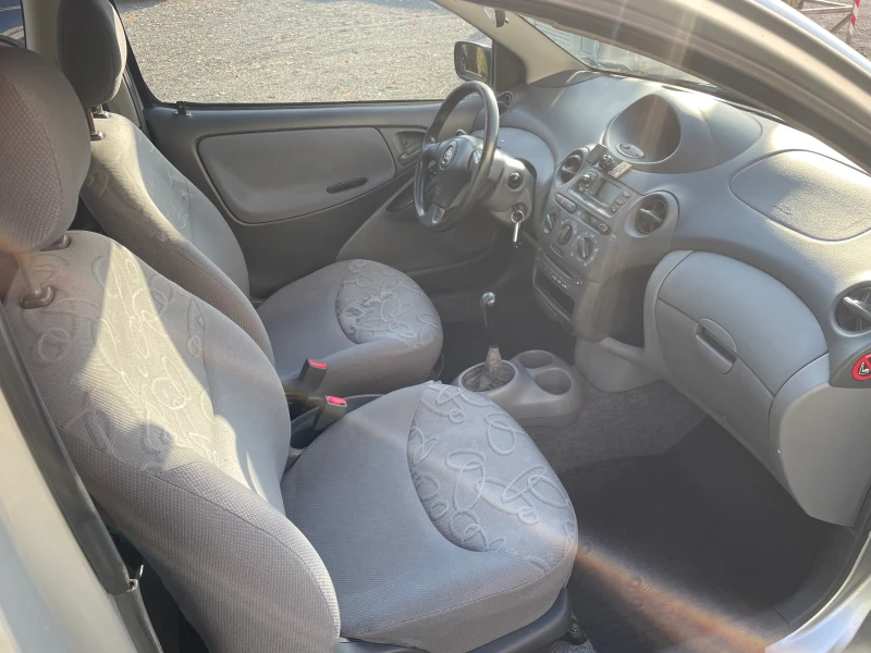 Toyota Yaris 1.3, снимка 10 - Автомобили и джипове - 47756583