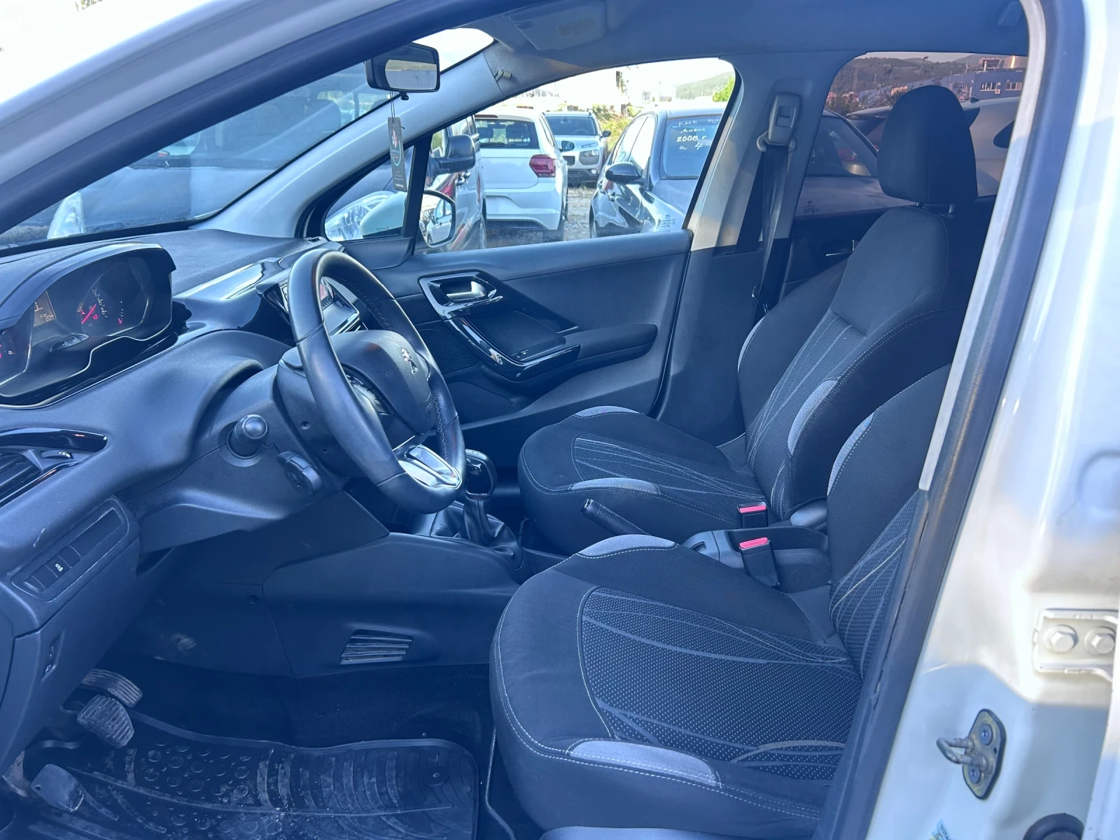 Peugeot 208 1.4 HDI РЕГИСТРИРАНА EURO 5, снимка 9 - Автомобили и джипове - 54672403