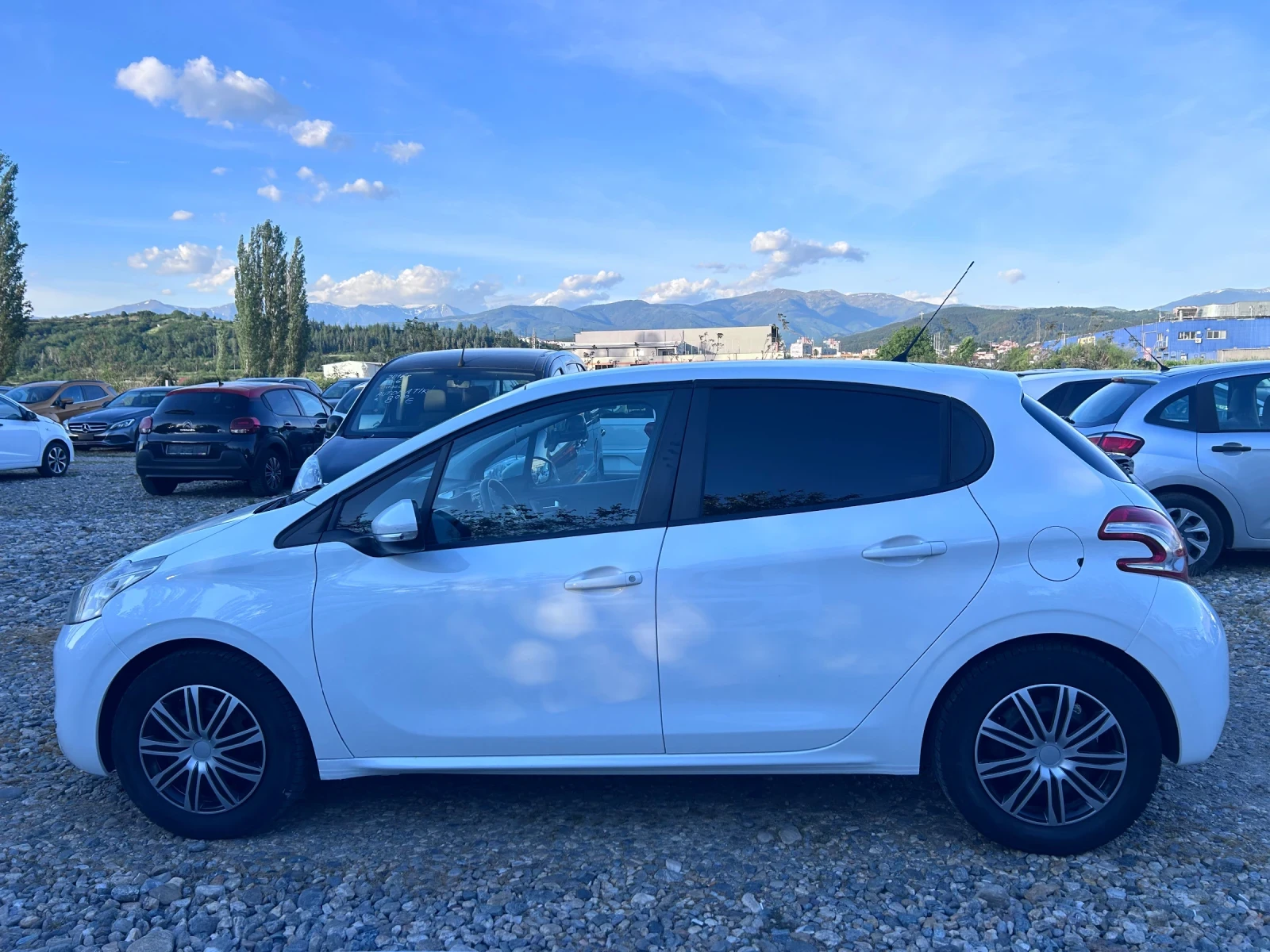 Peugeot 208 1.4 HDI РЕГИСТРИРАНА EURO 5, снимка 2 - Автомобили и джипове - 54672403