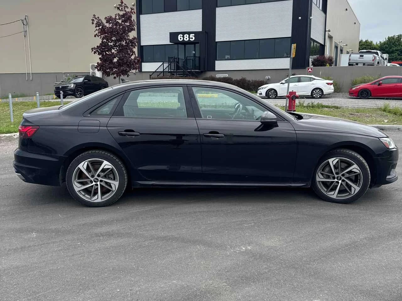 Audi A4 | Komfort | DISTRONIC | ПОДГРЕВ | ШИБИДАХ | , снимка 3 - Автомобили и джипове - 54876124