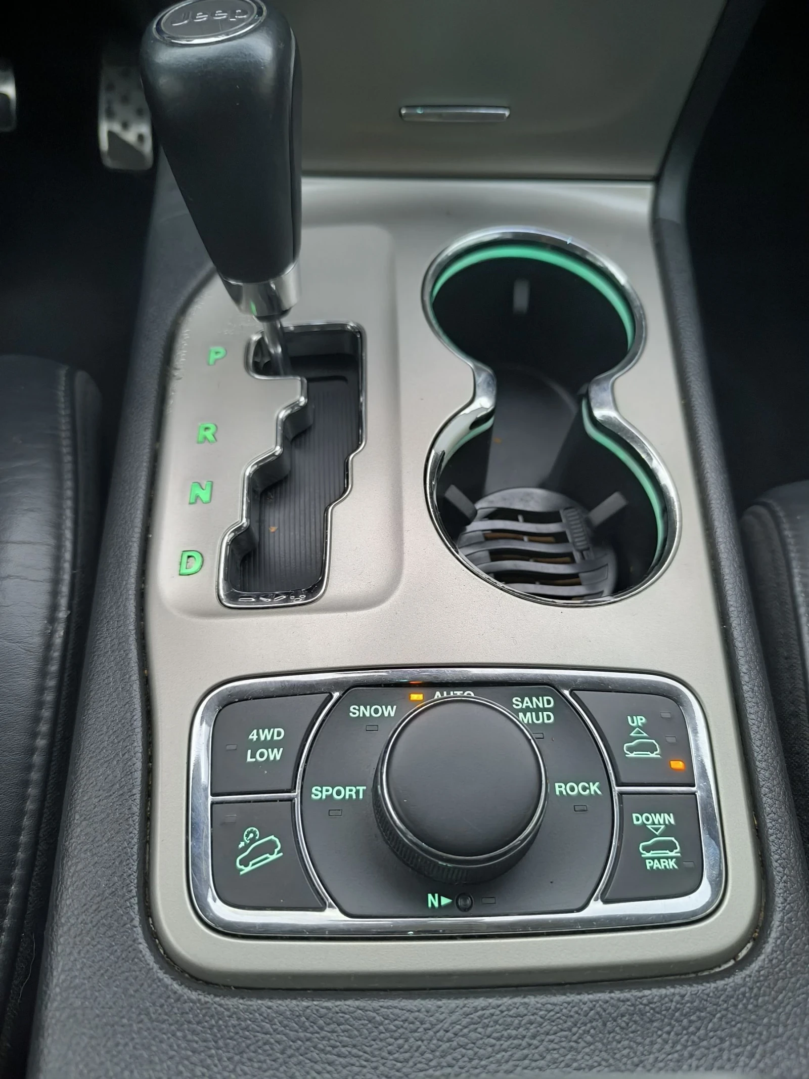 Jeep Grand cherokee 3.0CRD Панорама Дистроник, снимка 10 - Автомобили и джипове - 55274337