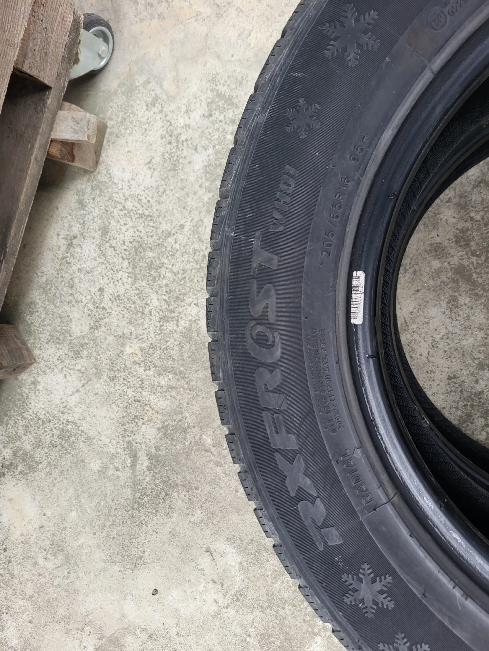 Гуми Зимни 205/65R16, снимка 5 - Гуми и джанти - 52342245