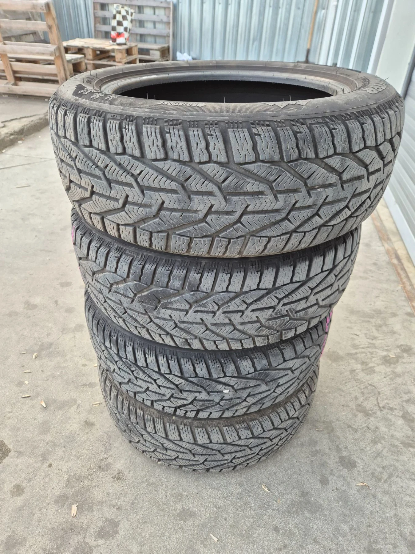 Гуми Зимни 205/55R16, снимка 2 - Гуми и джанти - 55933741