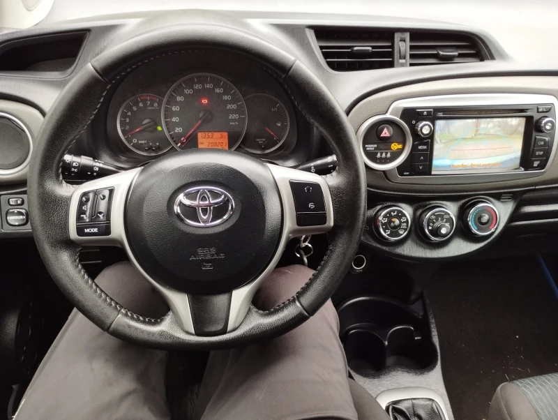 Toyota Yaris 1.0i, снимка 8 - Автомобили и джипове - 52891735