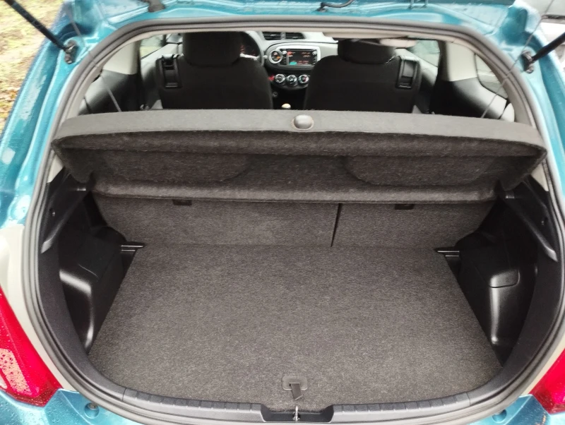 Toyota Yaris 1.0i, снимка 12 - Автомобили и джипове - 52891735
