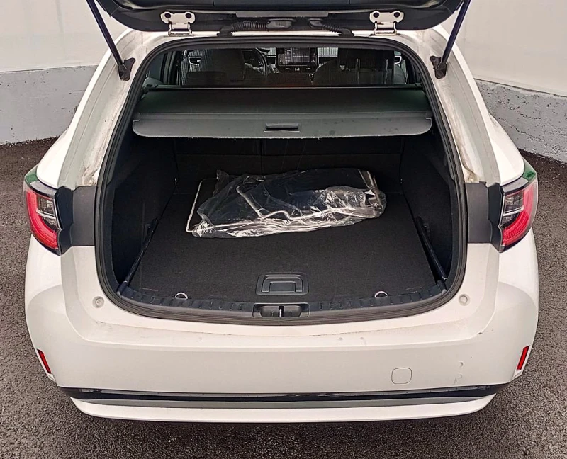 Toyota Corolla Touring 1.8 122 кс Hybrid e-CVT, снимка 11 - Автомобили и джипове - 53274799