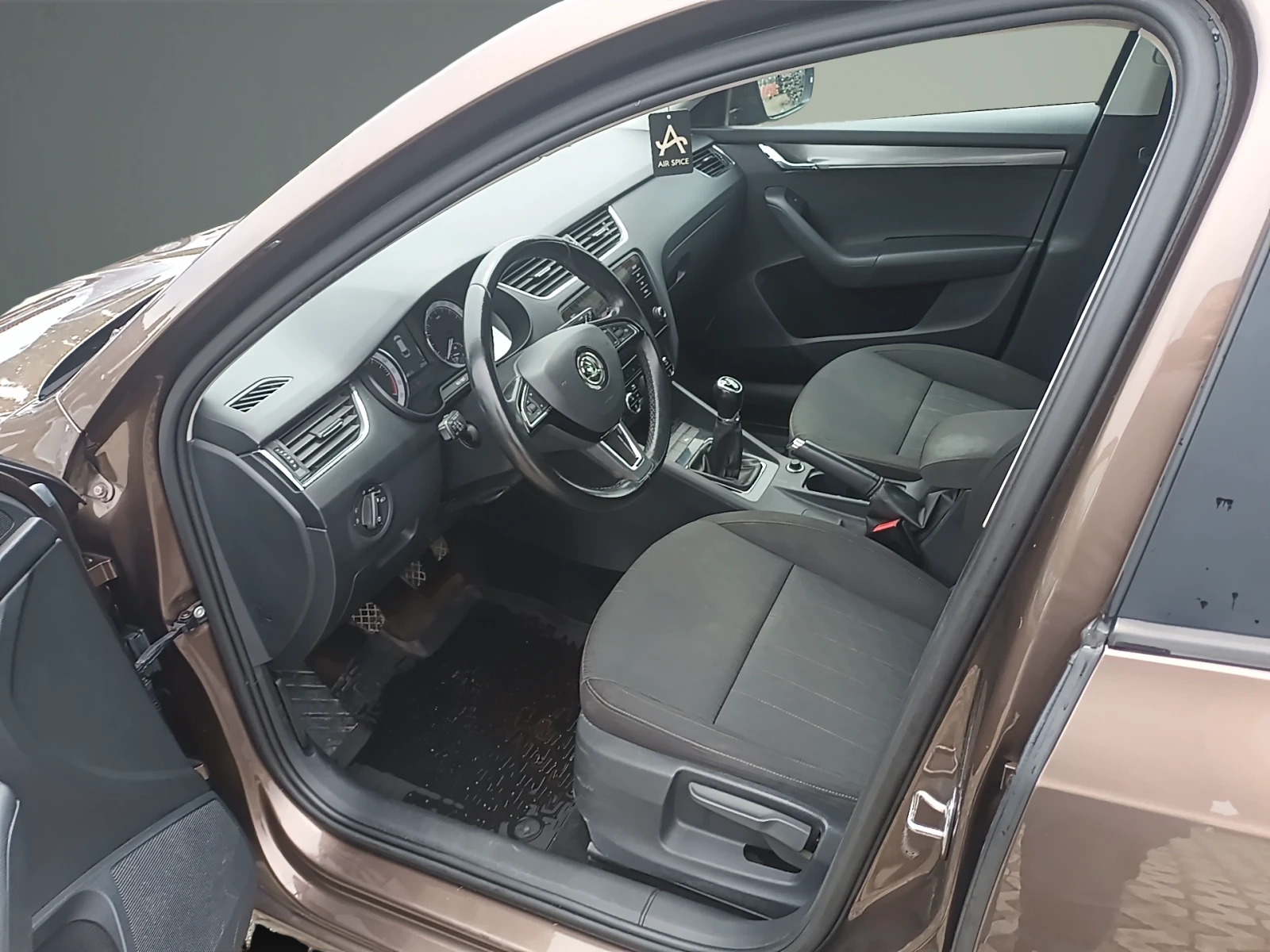 Skoda Octavia 1.6TDI /6MT VISION, снимка 9 - Автомобили и джипове - 55431149